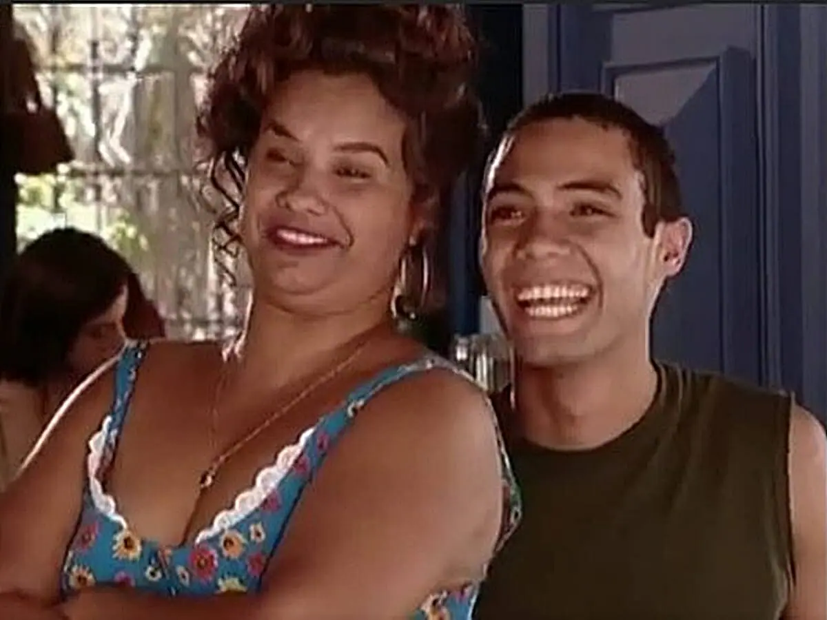 Solange Couto (Dona Jura) e Silvio Guindane (Basílio) em O Clone (Reprodução: Globo)