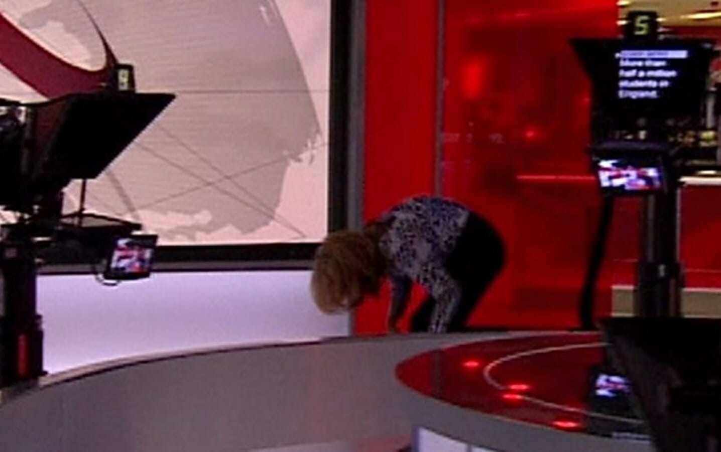 Victoria Derbyshire se atrapalha com sapato no inicio de telejornal da BBC News (Reprodução BBC News)