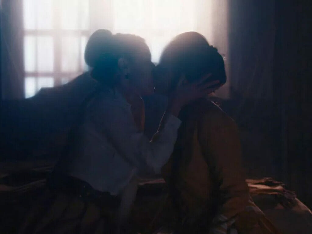 Vitória (Maria Clara Gueiros) e Clemência (Dani Barros) se beijam em Nos Tempos do Imperador (Reprodução)
