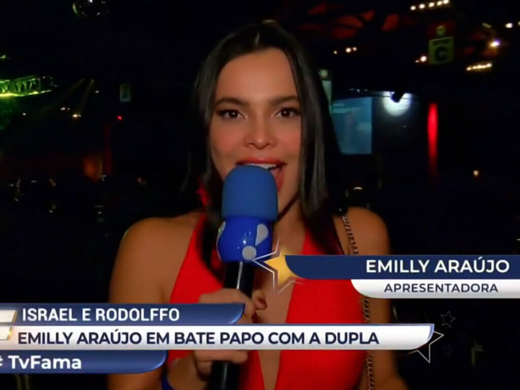 Emilly Araújo como repórter do TV Fama