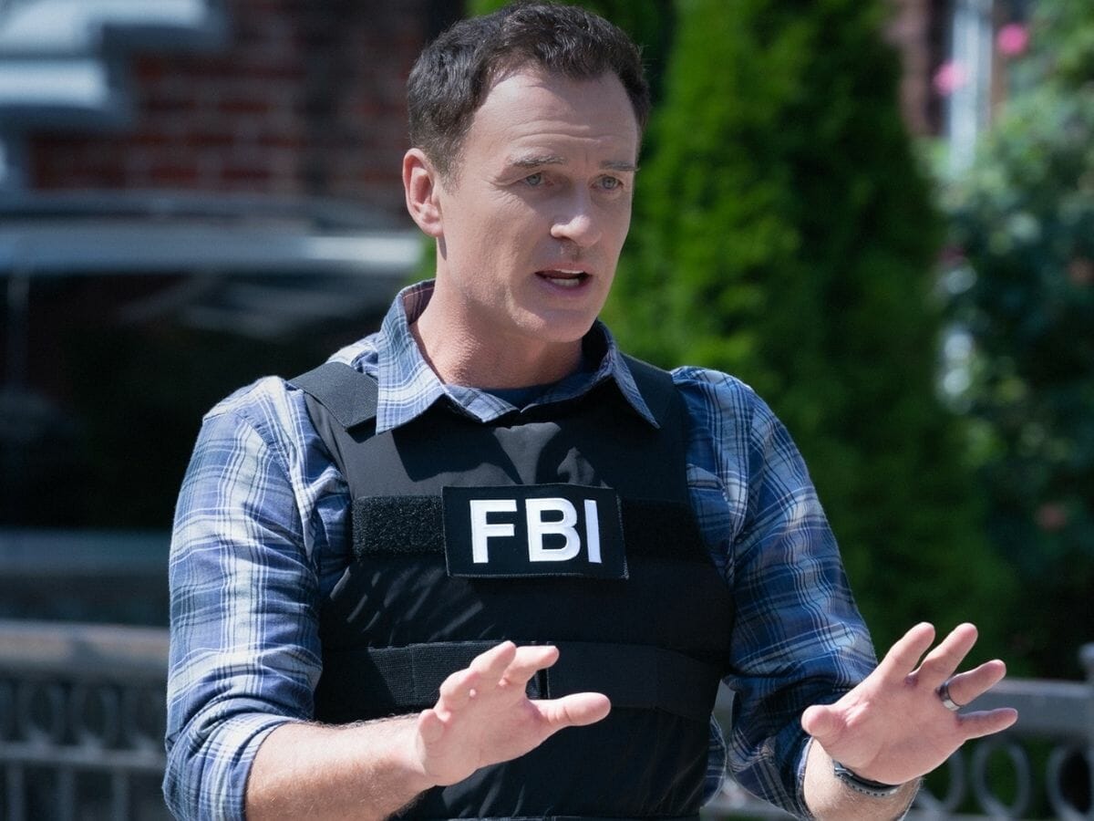 Julian McMahon em cena do drama policial FBI: Most Wanted