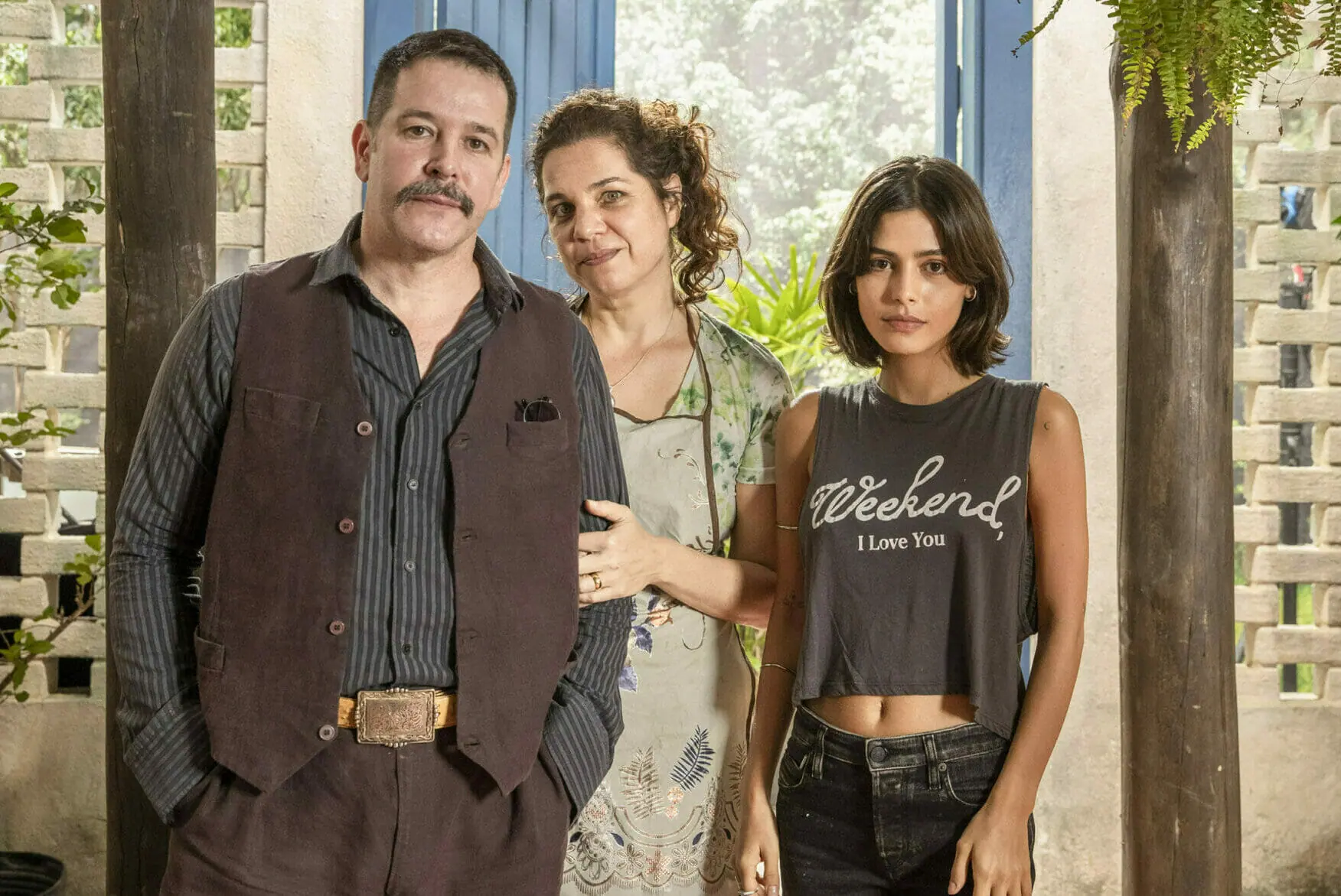 Tenório (Murilo Benício), Maria (Isabel Teixeira) e Guta (Julia Dalavia) de Pantanal (Divulgação)