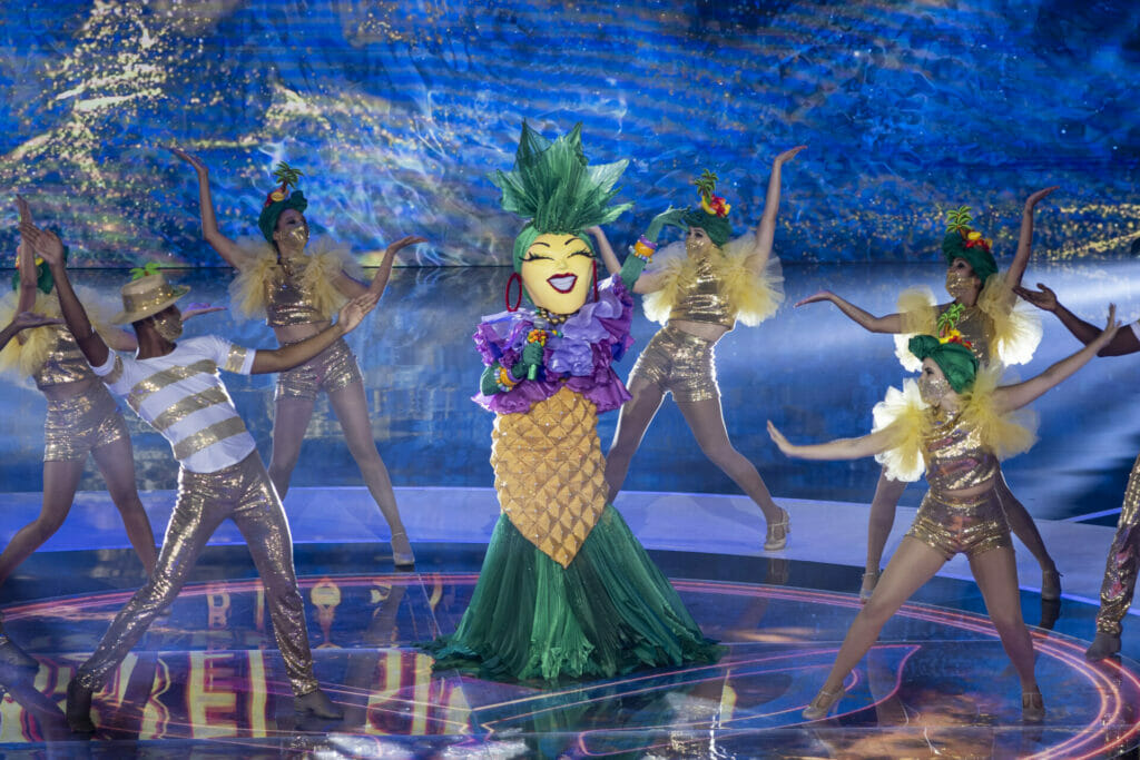 Abacaxi no palco do The Masked Singer Brasil (Divulgação)