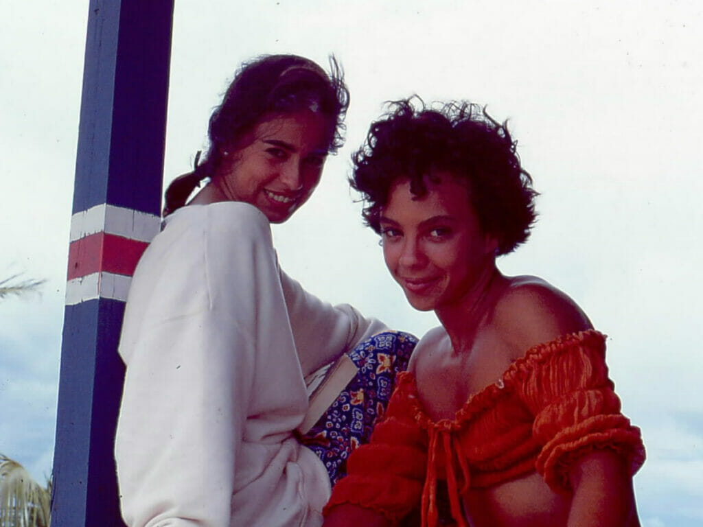 Daniela Escobar e Carla Marins em Tropicaliente (Reprodução/Globo)