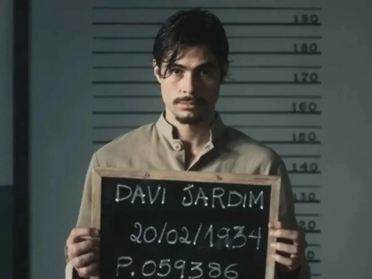 Davi (Rafael Vitti) é preso em Além da Ilusão (Reprodução/Globo)