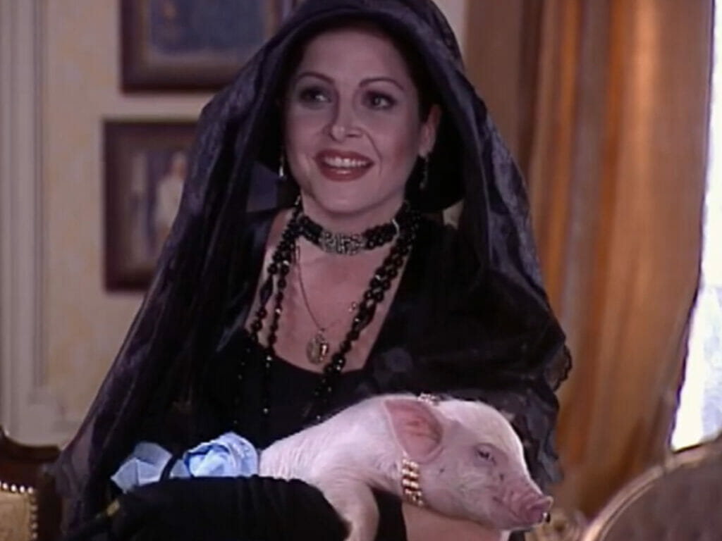 Marcela (Drica Moraes) rouba a porquinha de Januário (Taumaturgo Ferreira) em O Cravo e a Rosa (Reprodução/Globo)