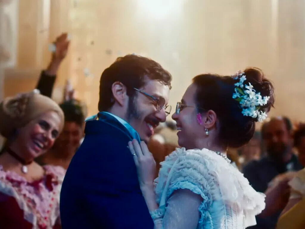 Dolores (Daphne Bozaski) e Nelio (João Pedro Zappa) se casam (Globo/Reprodução)