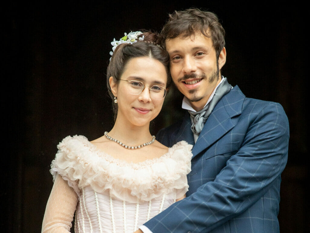 Dolores (Daphne Bozaski) e Nelio (João Pedro Zappa) se casam (Globo/João Miguel Júnior)