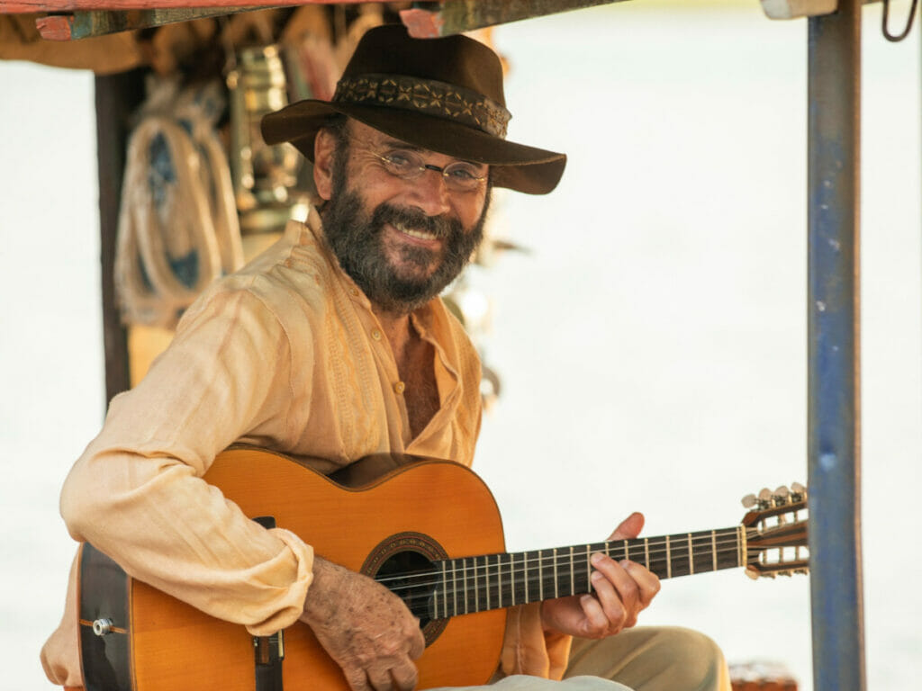 Eugênio (Almir Sater) é um dos músicos do elenco de Pantanal (Divulgação Globo)