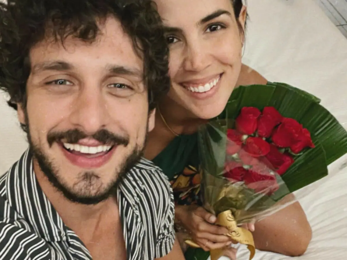 Ex-novela Gênesis, Mario Bregiera e Pérola Faria ficaram noivos (Reprodução Instagram)