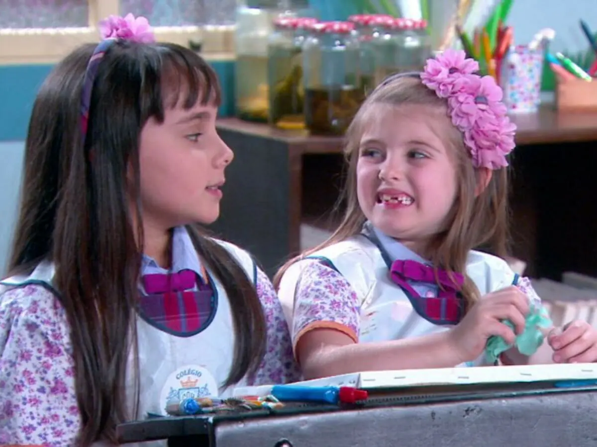 Frida (Sienna Belle) e Dulce Maria (Lorena Queiroz) são rivais Carinha de Anjo