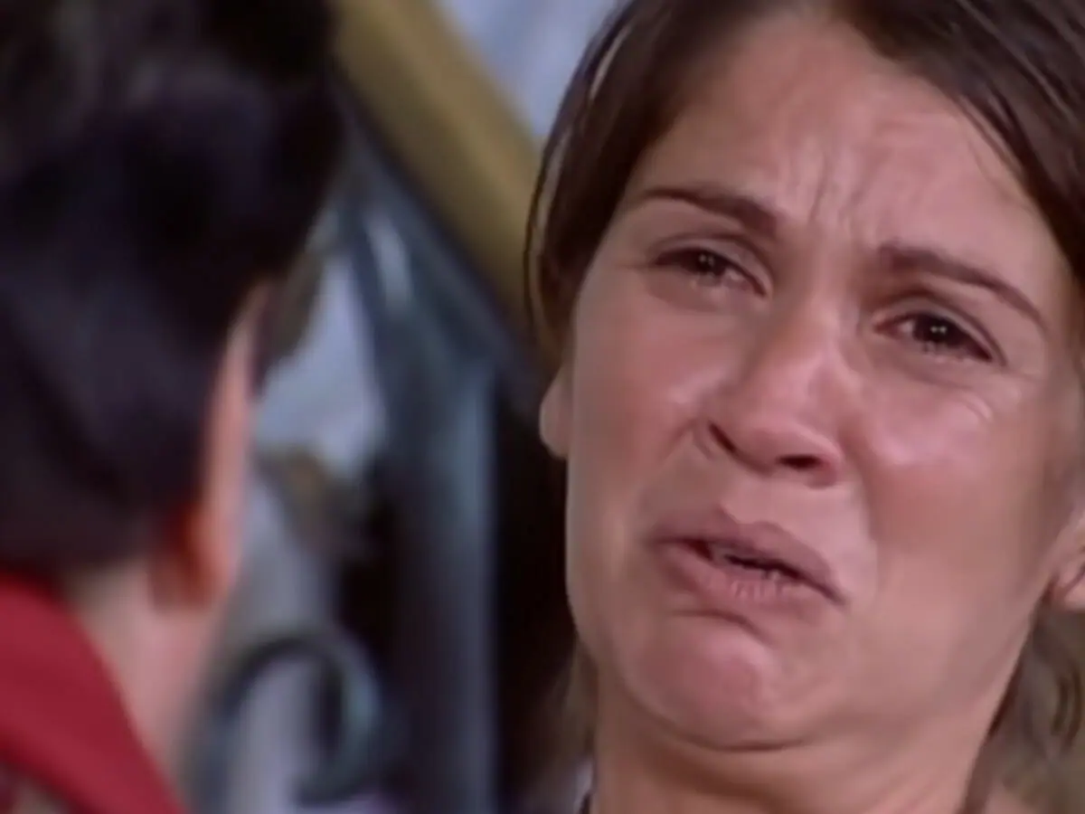Joana (Tássia Camargo) descobre a vida dupla de Batista (Luísa Melo) em O Cravo e a Rosa