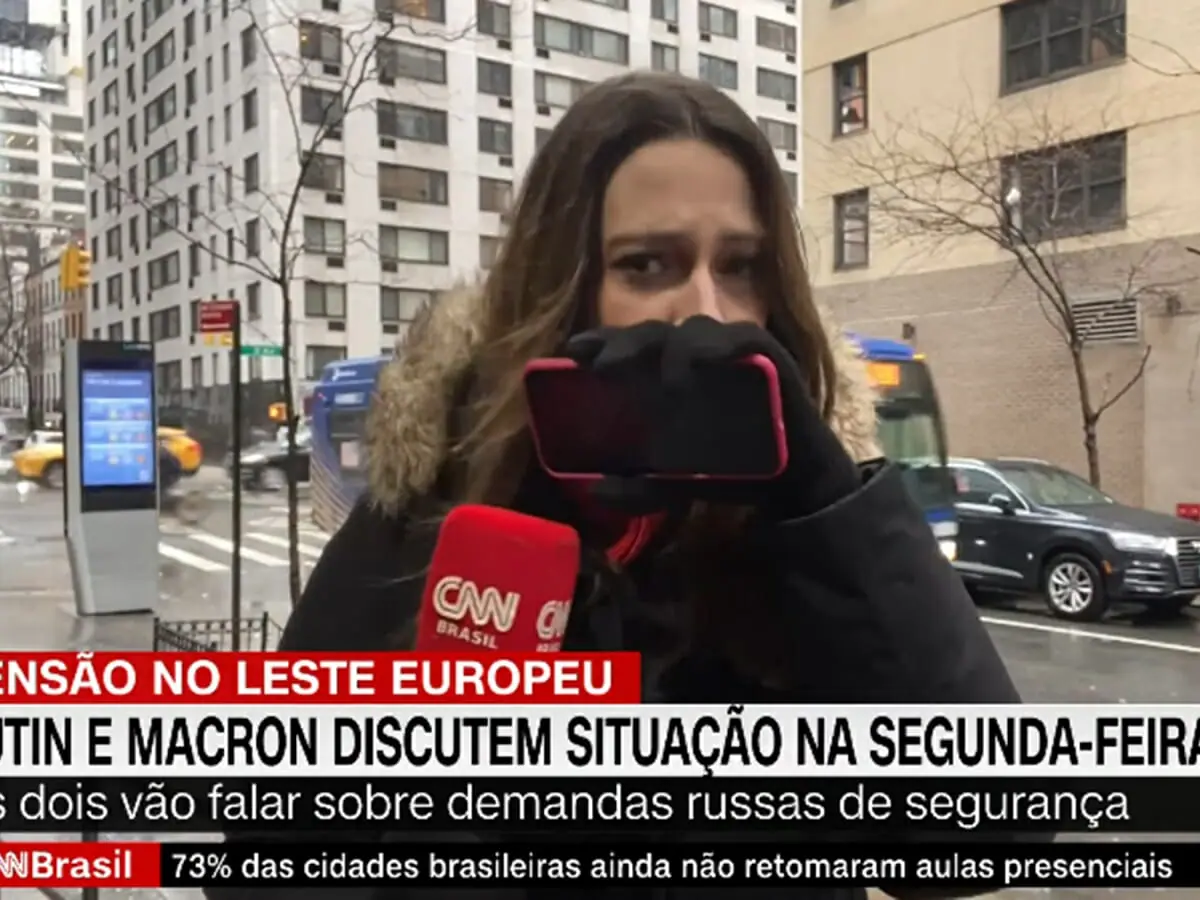 Mariana Janjácomo se atrapalha em link ao vivo pela CNN Brasil (Reprodução: CNN Brasil)