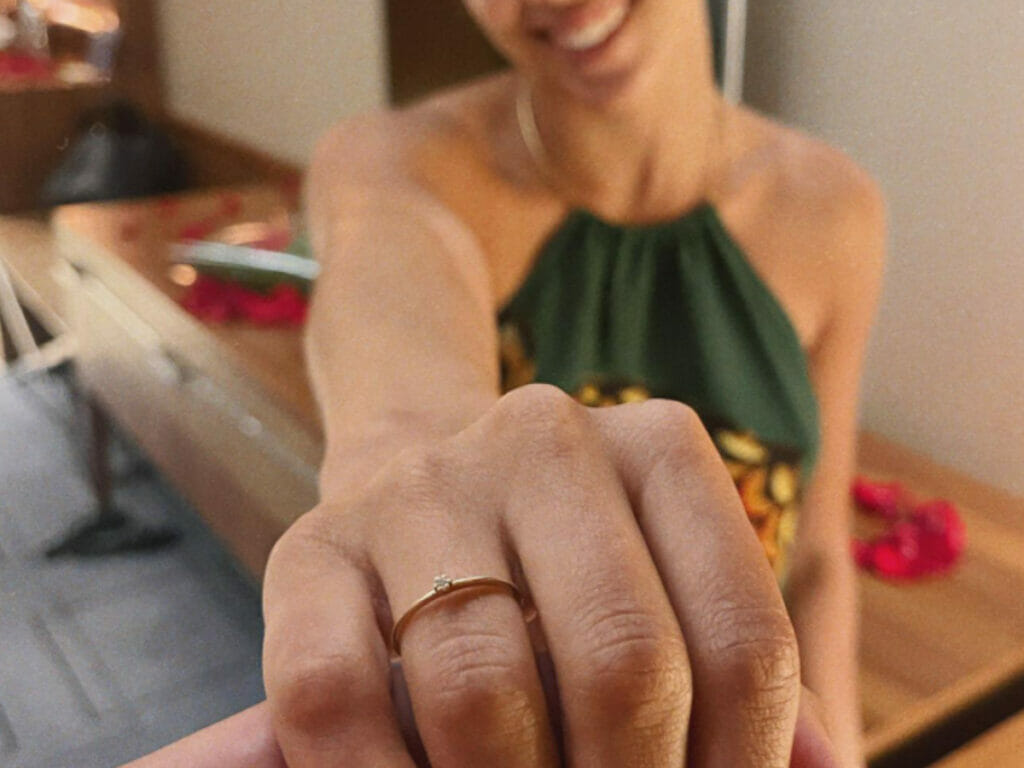 Pérola Faria mostra anel de noivado que ganhou de Mario Bregiera (Reprodução Instagram)