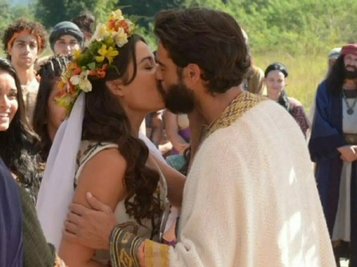 Zípora (Giselle Itié) e Moisés (Guilherme Winter) se casam e se beijam em A Bíblia (Reprodução/Record TV)