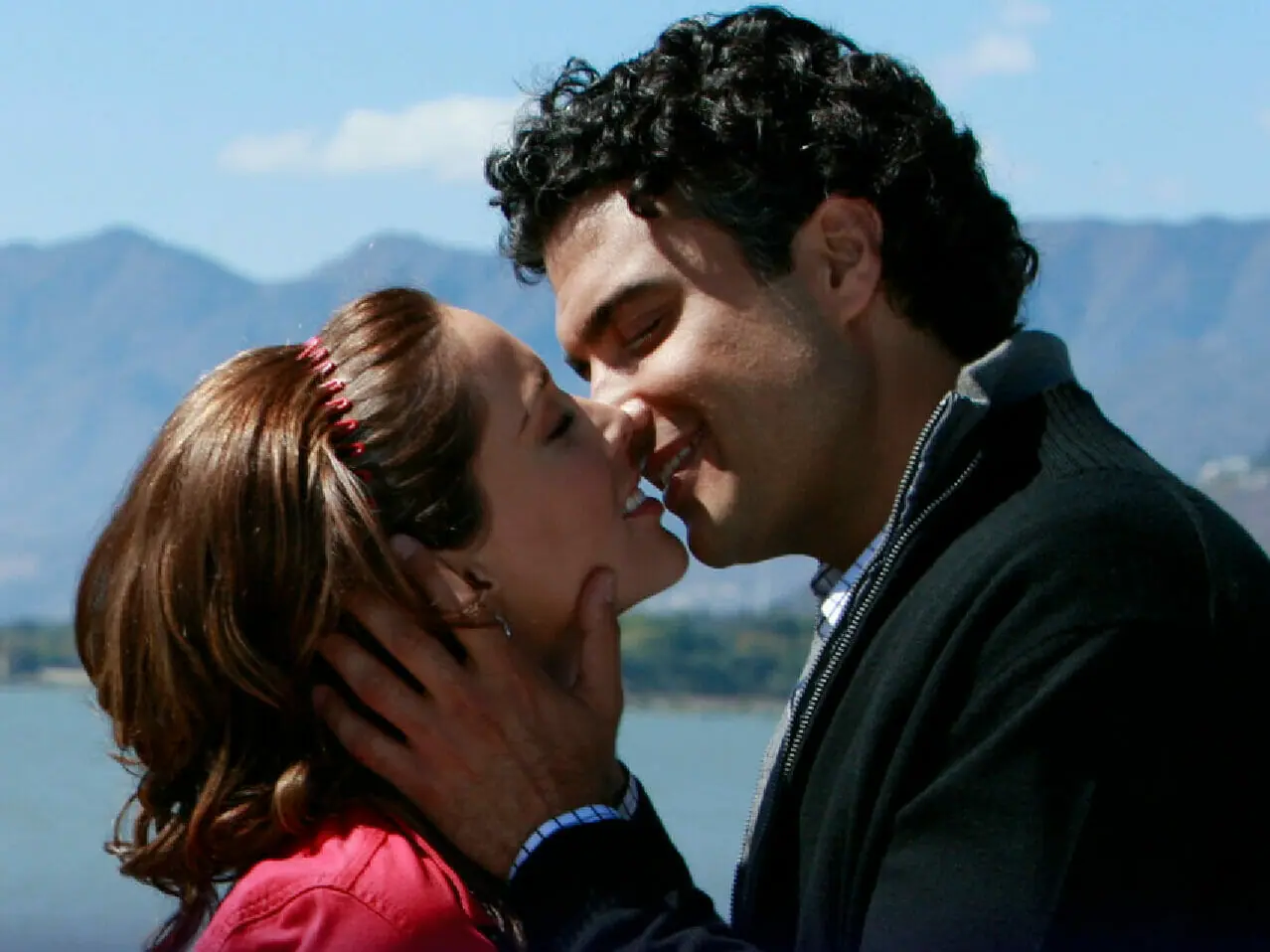 Candy (Jacqueline Bracamontes) e Santiago (Jaime Camil) em As Tontas Não Vão ao Céu (Divulgação/Guigo TV)