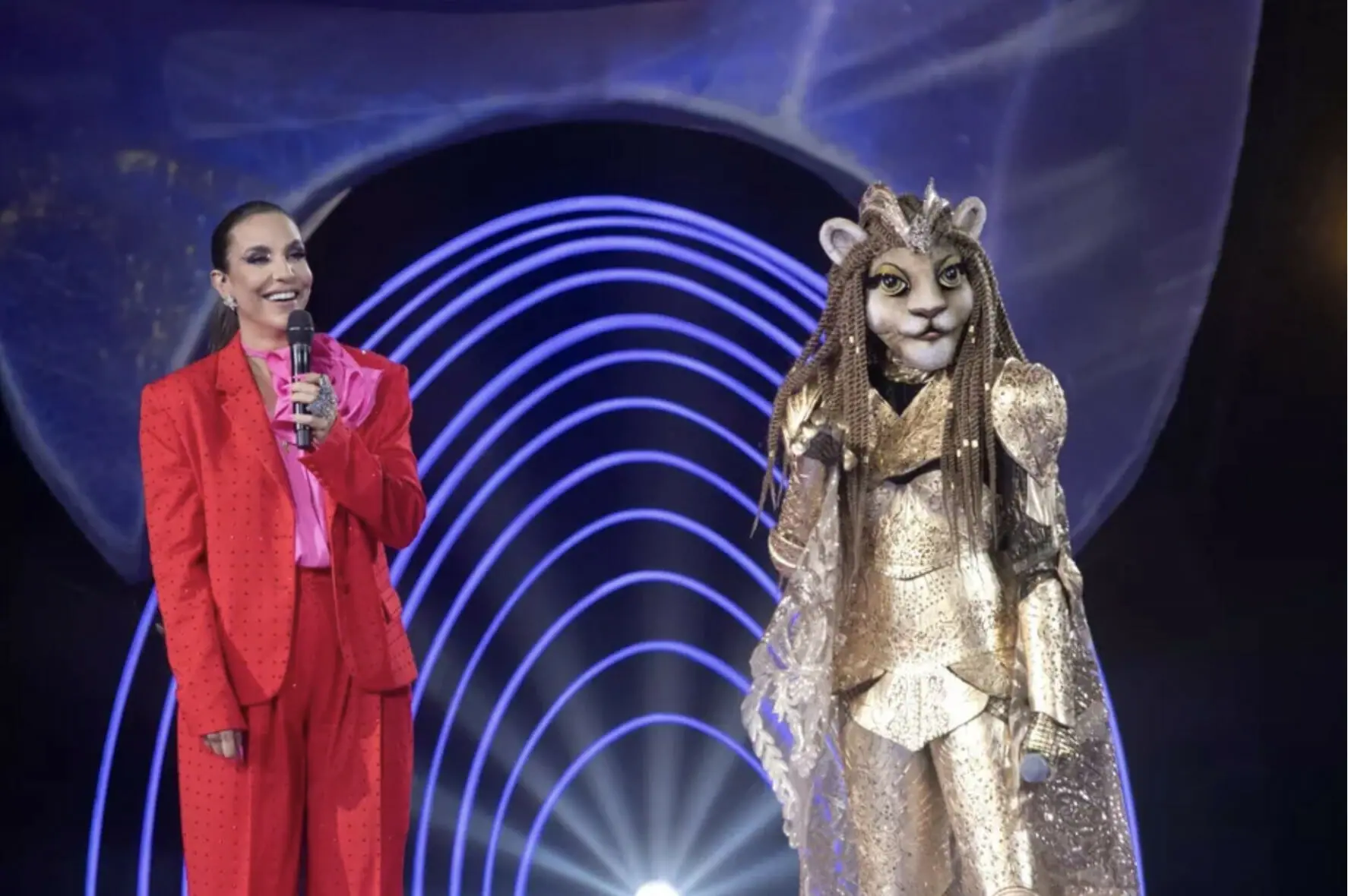 Leoa e Ivete Sangalo no palco do The Masked Singer Brasil (Divulgação)