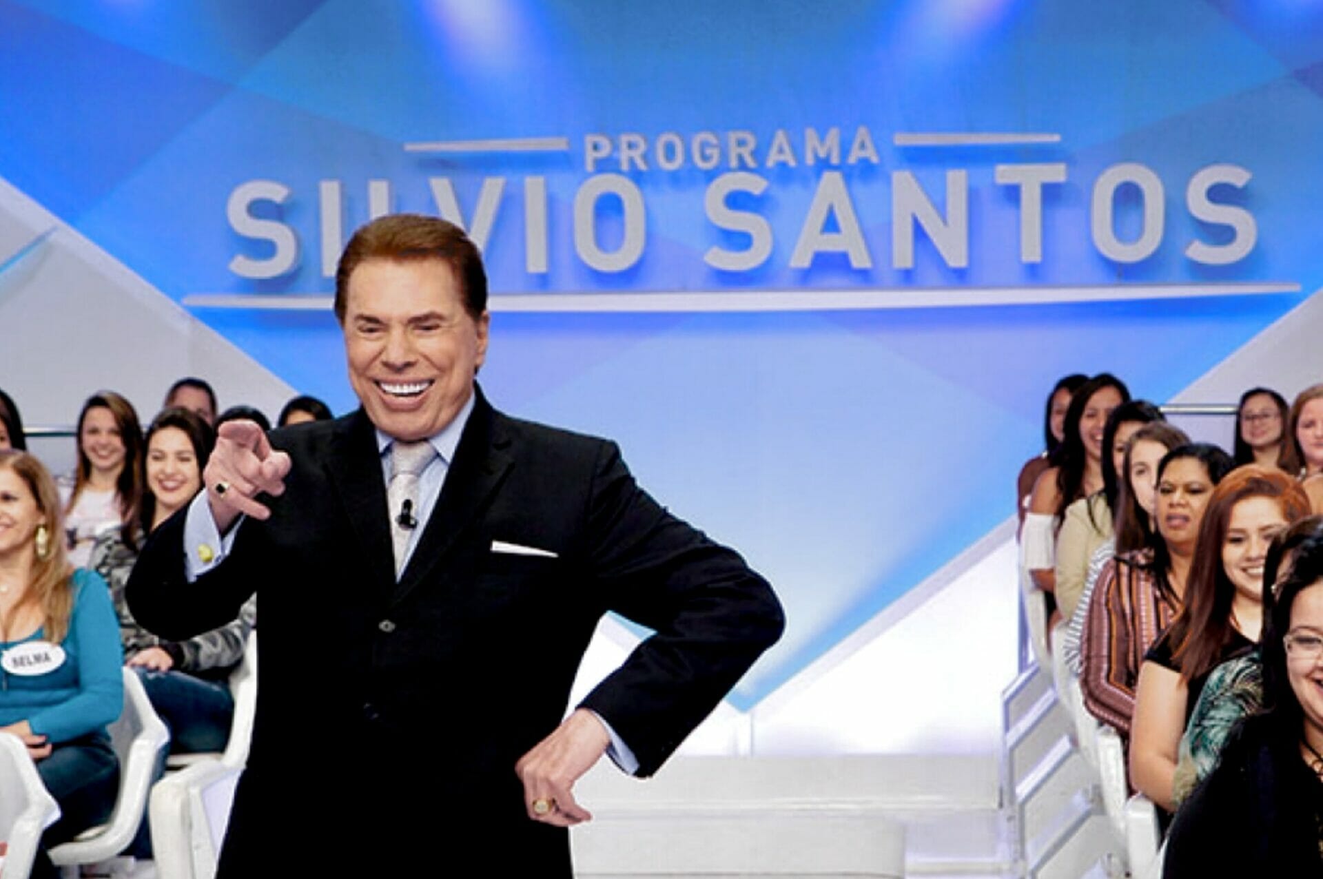 Silvio Santos nos bastidores de seu dominical (Divulgação)