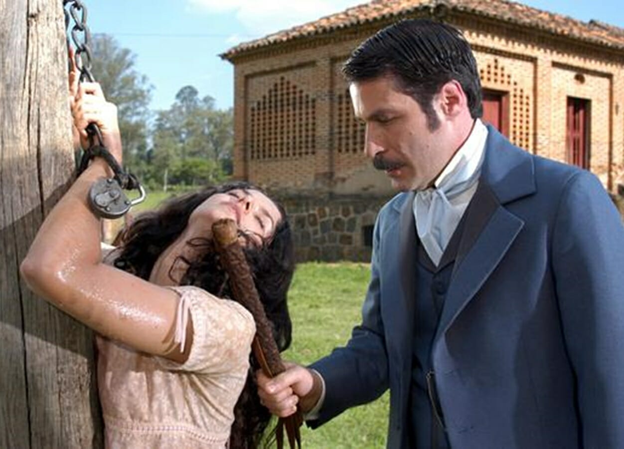 Bianca Rinaldi e Leopoldo Pacheco em cena de A Escrava Isaura (Reprodução: Record TV)