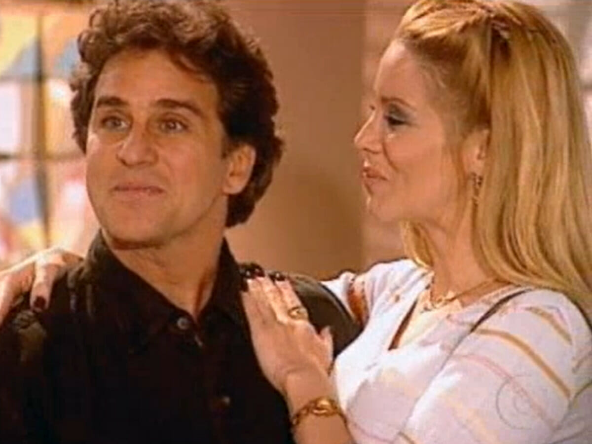 Escobar (Marcos Frota) e Shirley (Danielle Winits), sua nova namorada em O Clone