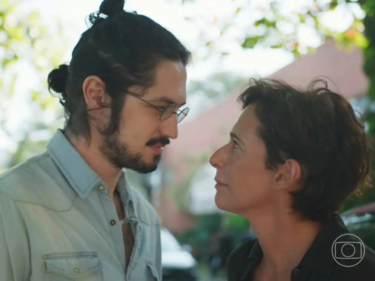 Felipe (Gabriel Leone) e Rebeca (Andréa Beltrão) em Um Lugar ao Sol (Reprodução/Globo)