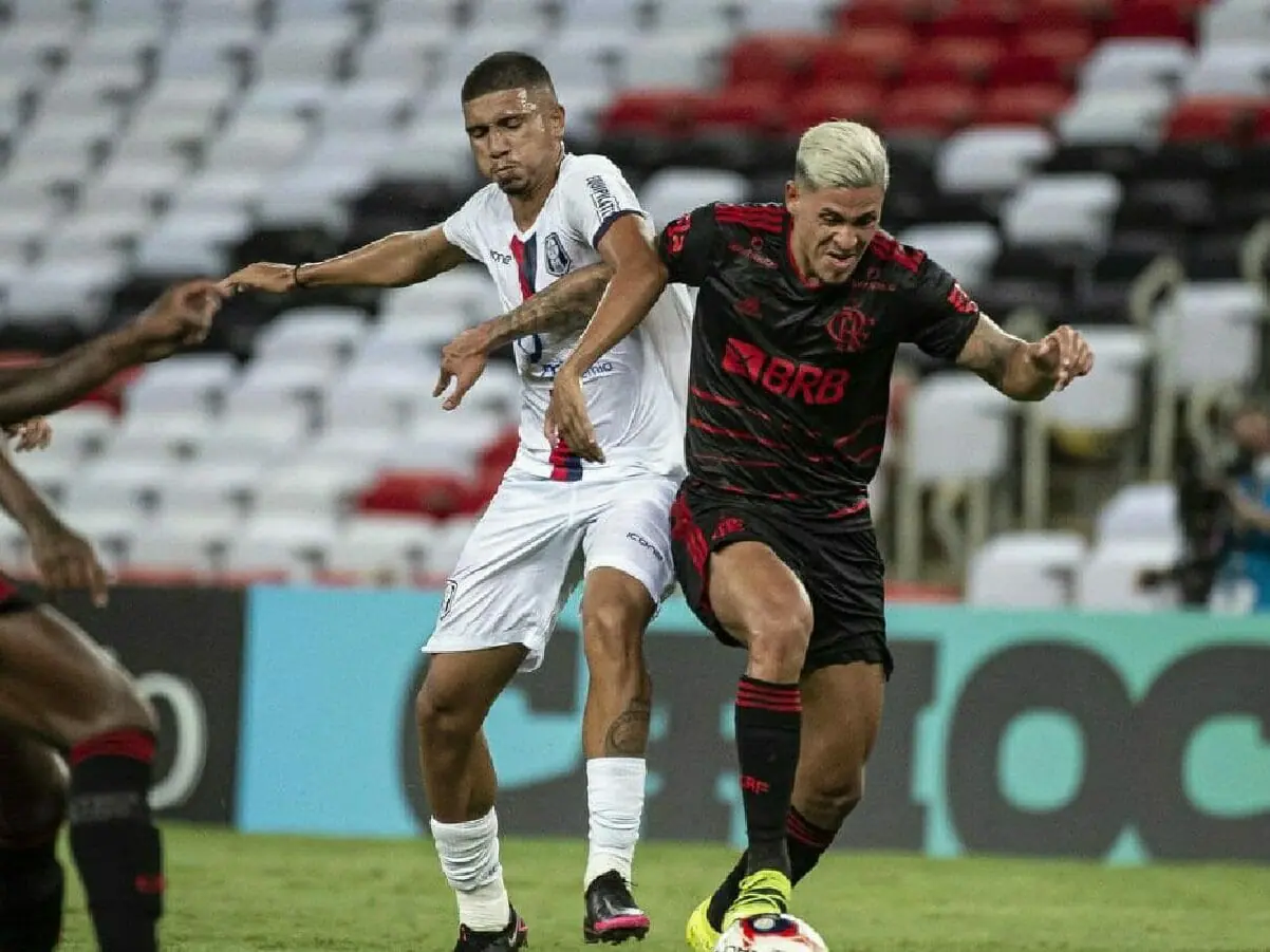 Jogadores do Flamengo e Resende duelam em campo (Alexandre Vidal/Flamengo)