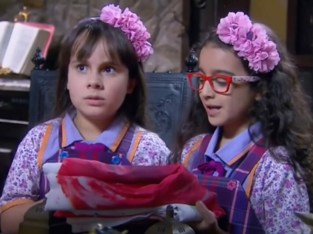 Frida (Sienna Belle) e Bárbara (Renata Randel) em Carinha de Anjo