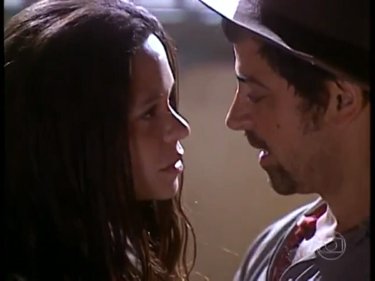 Lindinha (Vanessa Gerbelli) e Januário (Taumaturgo Ferreira) de O Cravo e a Rosa