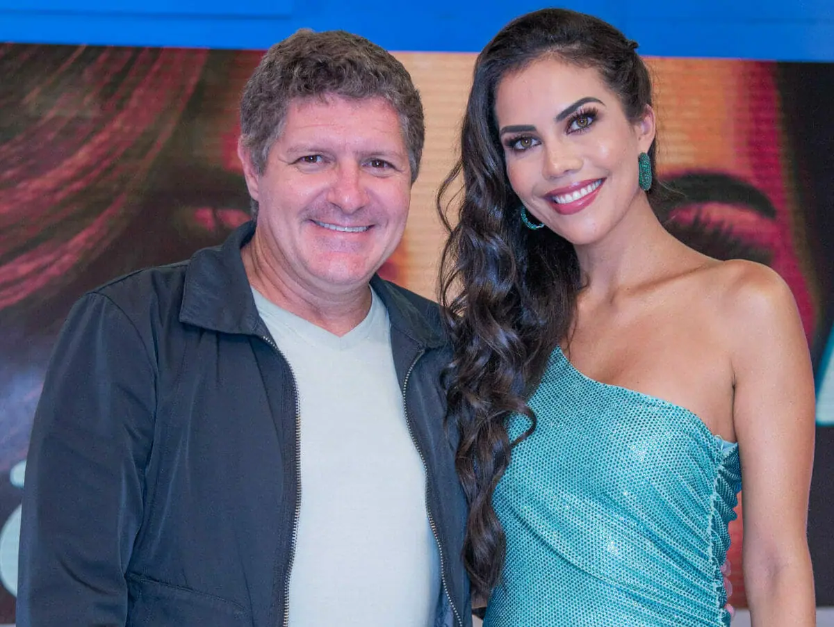 Daniela Albuquerque recebe Fábio Villa Verde no programa Sensacional