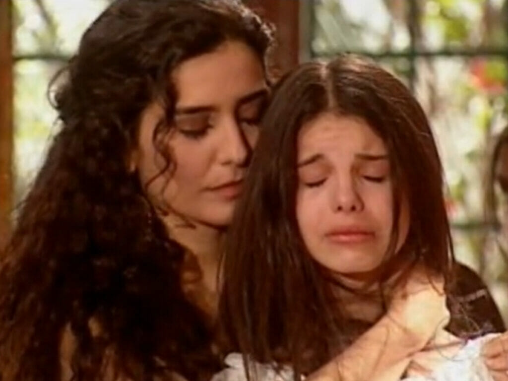 Latiffa (Letícia Sabatella) e Samira (Sthefany Brito) em O Clone (Reprodução/Globo)
