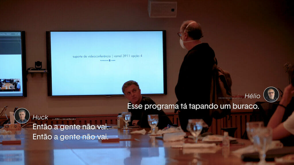 Luciano Huck discute com o diretor Hélio Vargas em trecho do documentário Domingão com Huck: A História da História