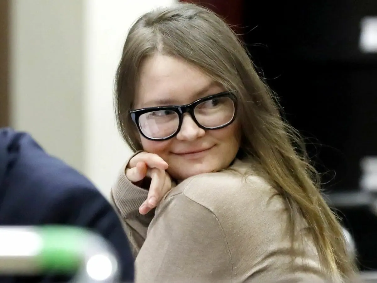 Anna Sorokin durante sessão em tribunal