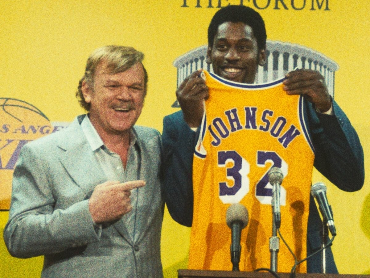 John C. Reilly (à esq.) com Quincy Isaiah em Lakers: Hora de Vencer