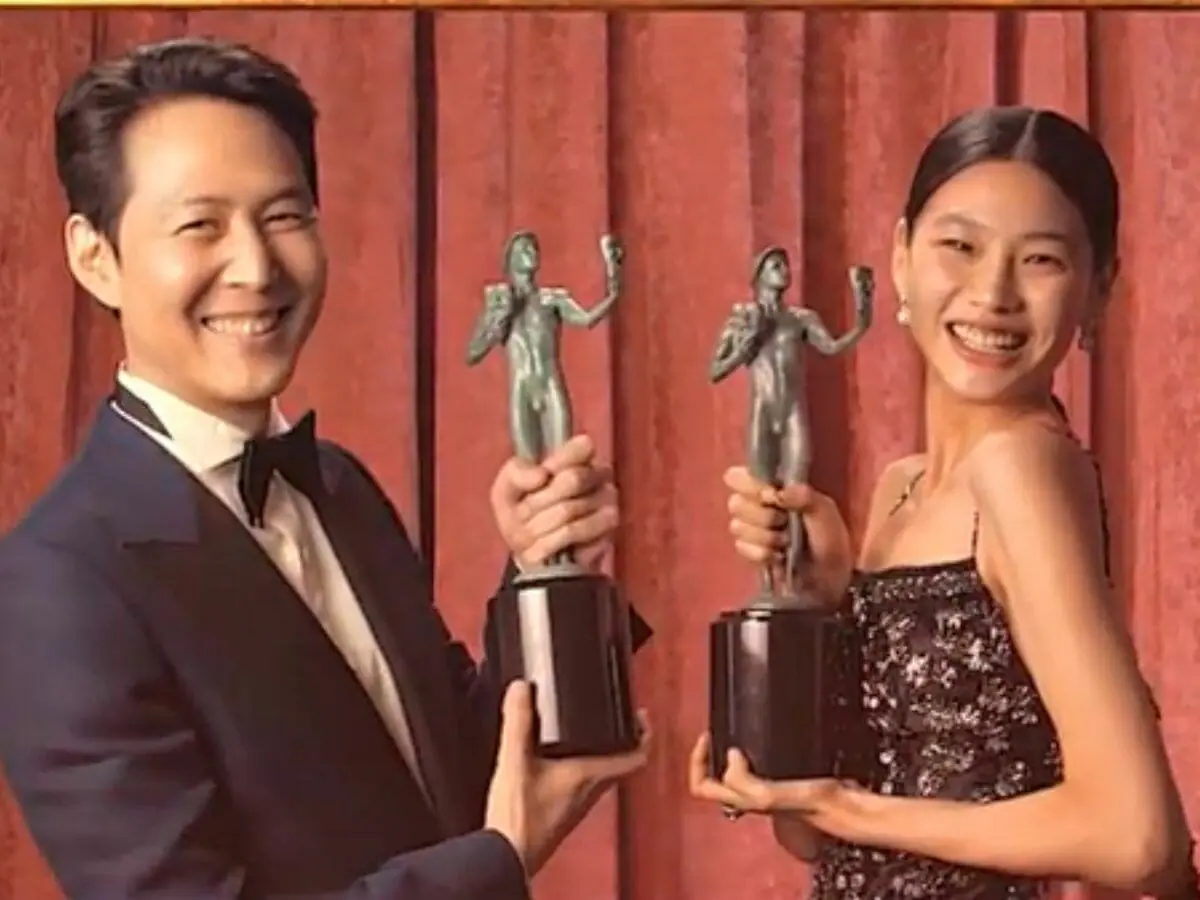 Lee Jung-jae e Jung Ho-yeon com as estatuetas do SAG Awards