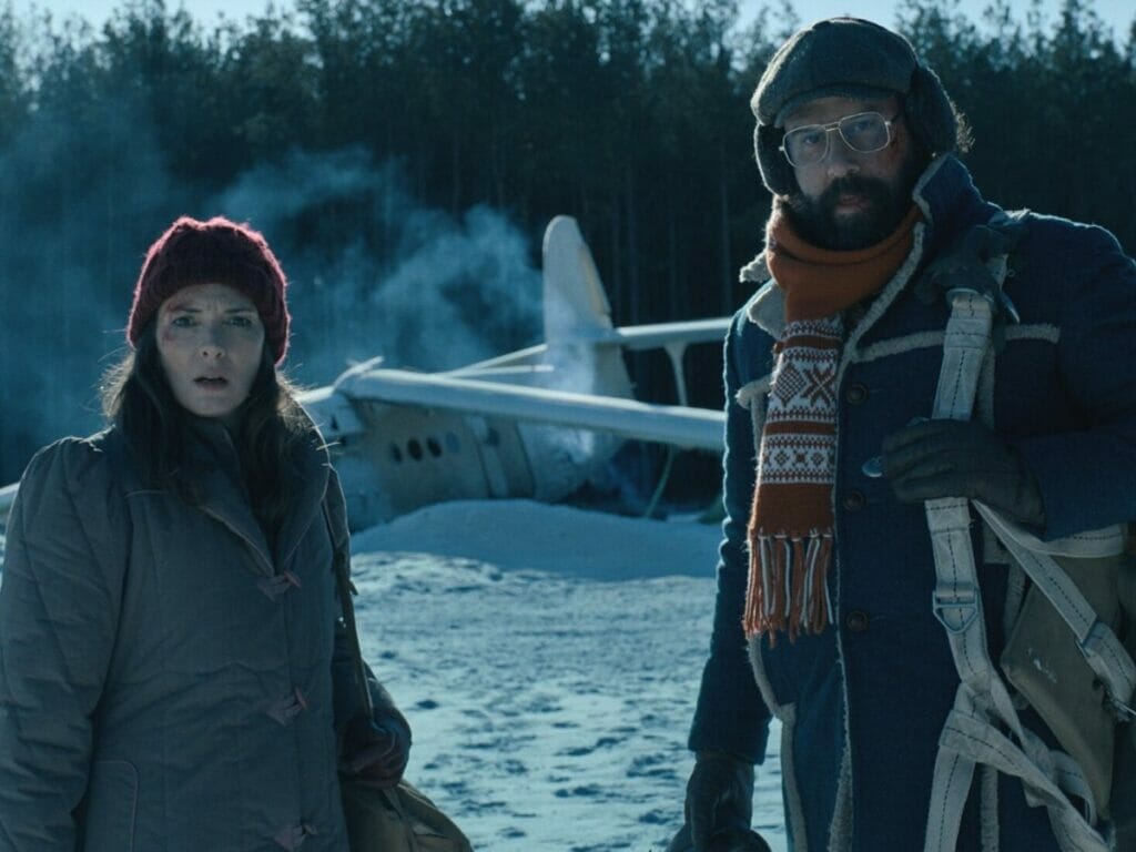 Joyce (Winona Ryder) e Murray (Brett Gelman) cercados de neve e preocupados