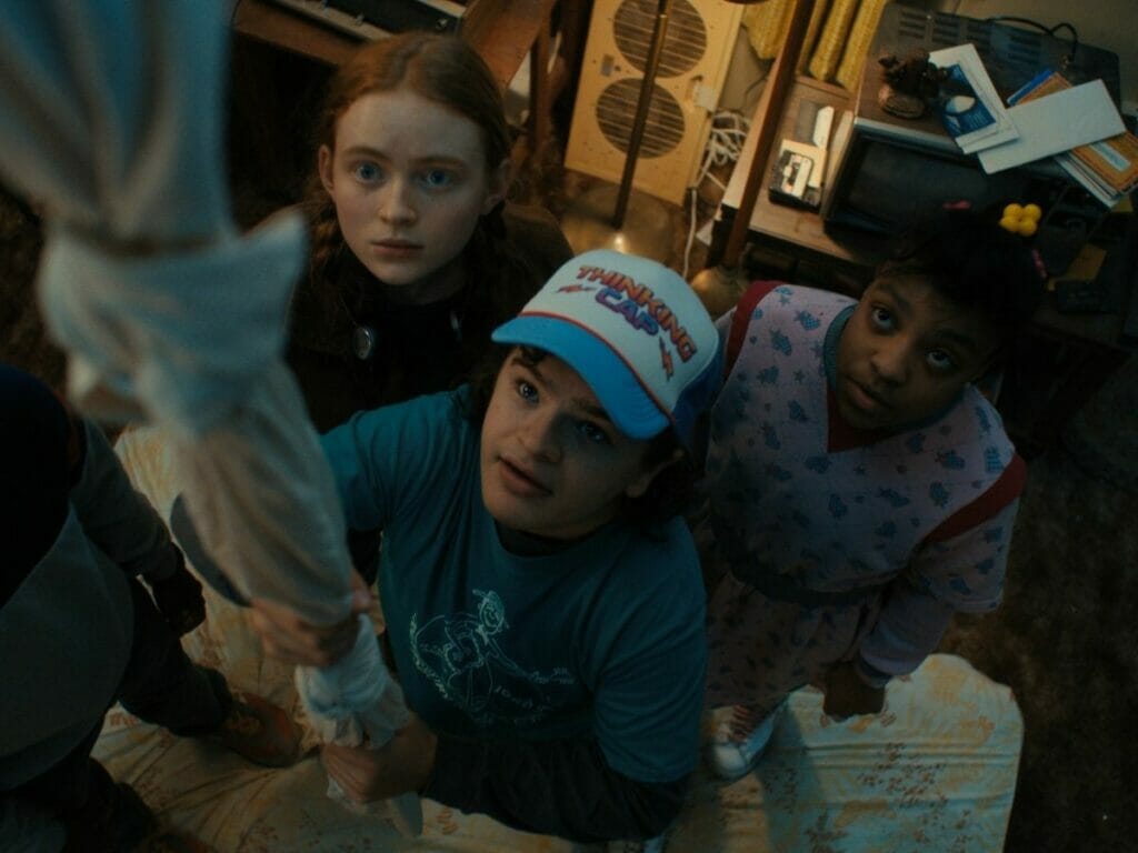 Max (Sadie Sink), Dustin (Gaten Matarazzo) e Erica (Priah Ferguson).