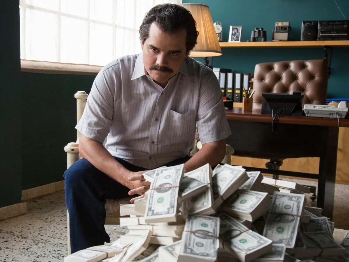 Wagner Moura em Narcos; Netflix quer dinheiro para engordar a conta bancária