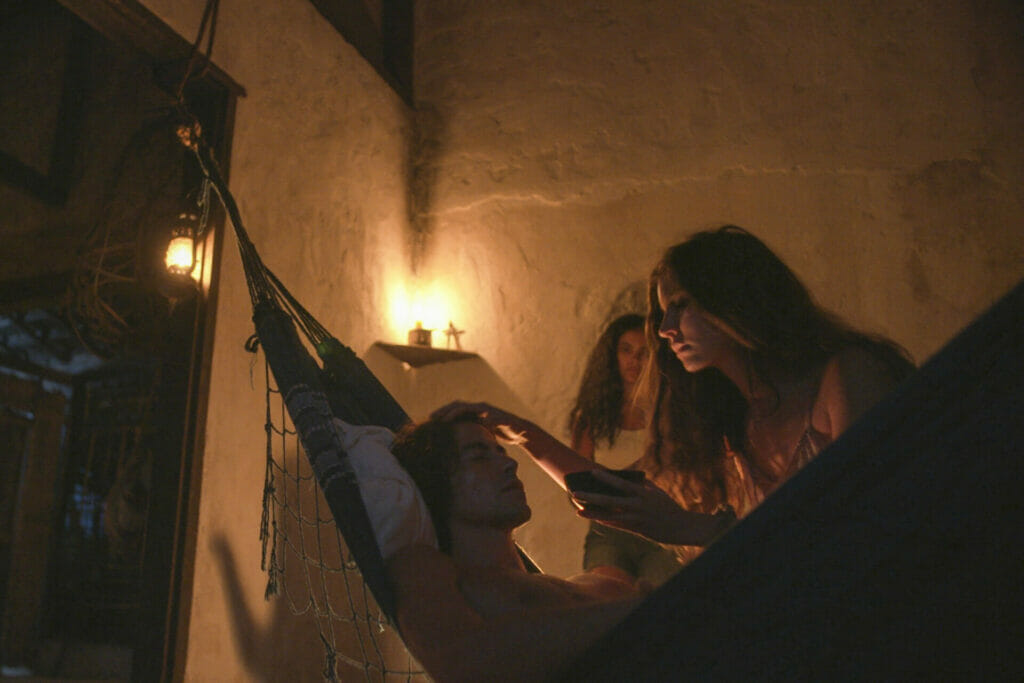 Juma (Alanis Guillen) cuida de Jove (Jesuíta Barbosa) após ser picado por uma cobra