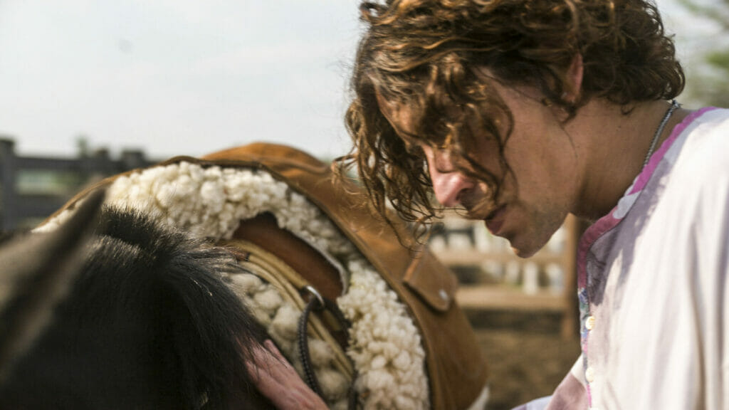 Jove (Jesuíta Barbosa) teme subir no cavalo devido a um trauma 