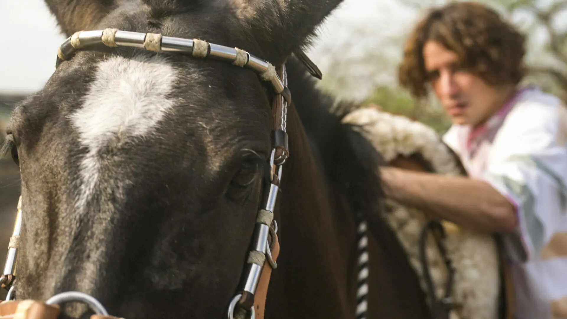 Jove (Jesuíta Barbosa) teme subir no cavalo devido a um trauma