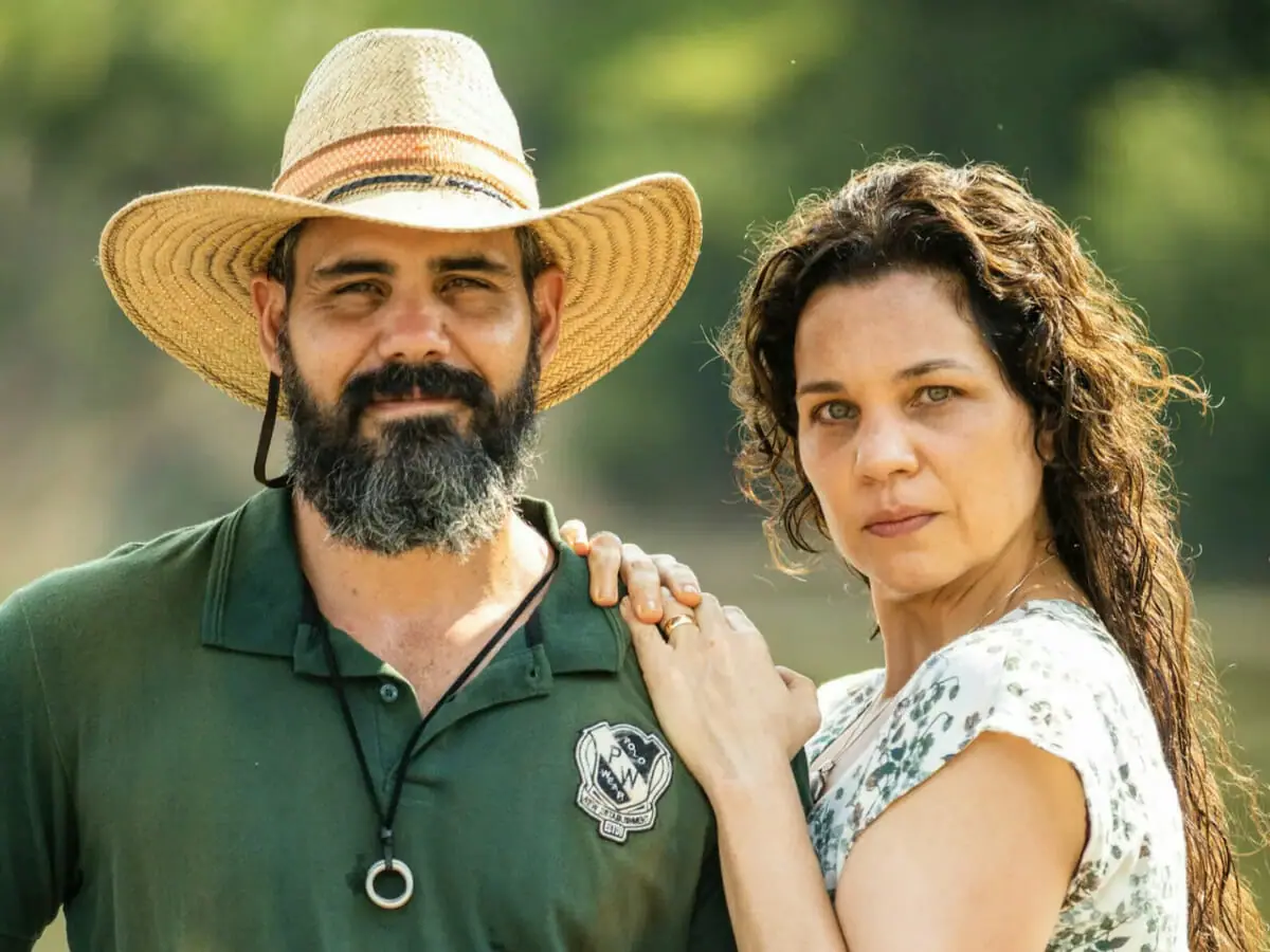 Alcides (Juliano Cazarré) e Maria Bruaca (Isabel Teixeira) em Pantanal (1)