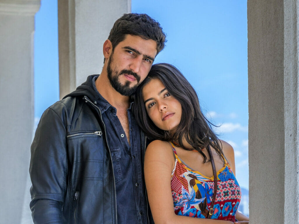 Laila (Julia Dalavia) e Jamil (Renato Góes) em Órfãos da Terra