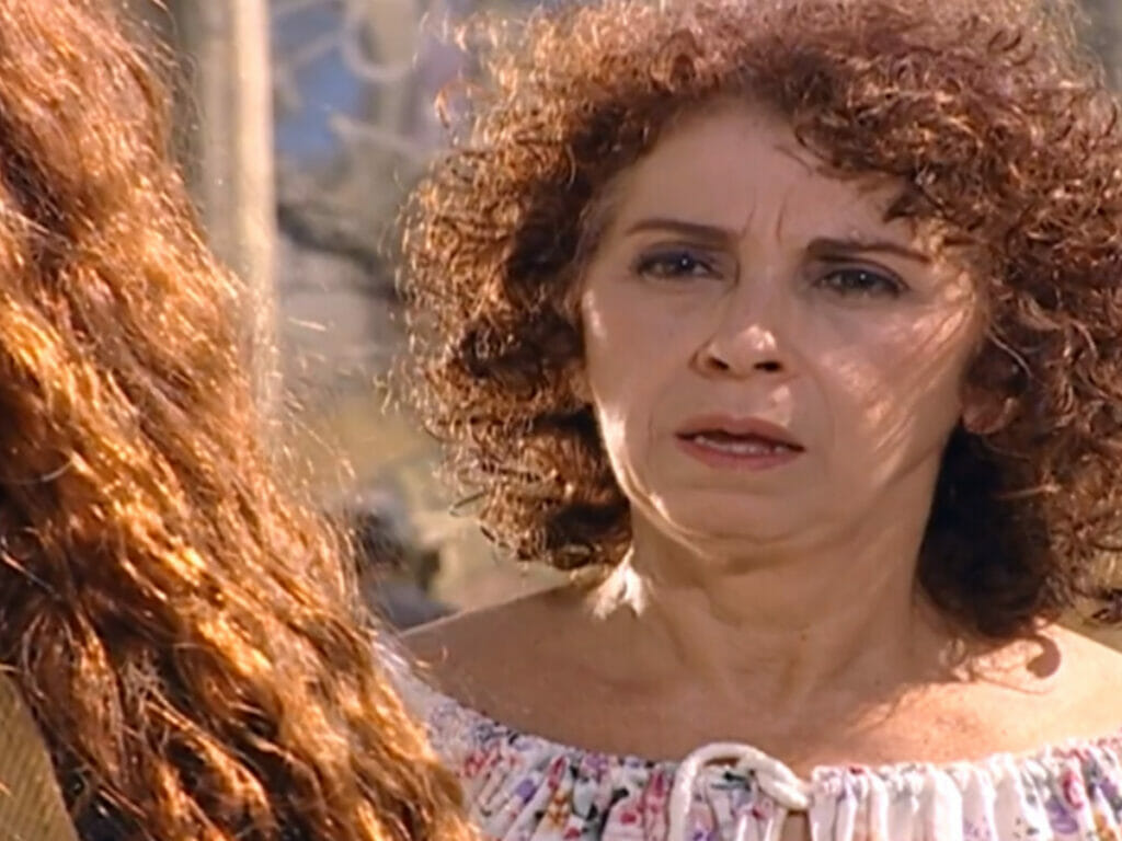 Mãe de Regininha (Viviane Victorette) no final de O Clone