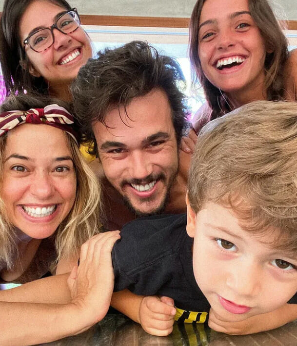 Paloma Duarte com o marido Bruno Ferrari e os filhos