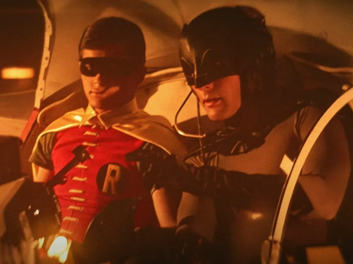 Burt Ward (à esq) e Adam West inseridos no trailer do filme The Batman