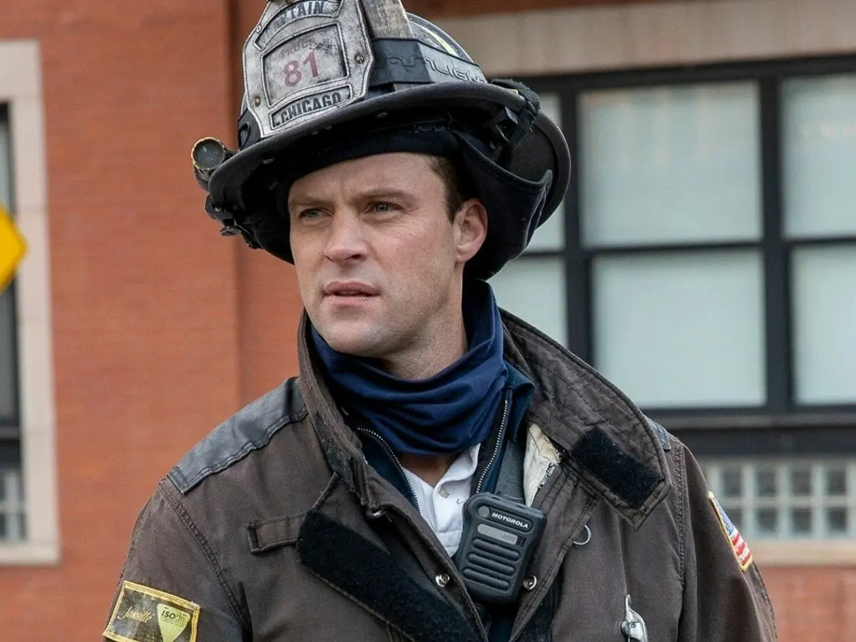 Jesse Spencer em cena do drama Chicago Fire