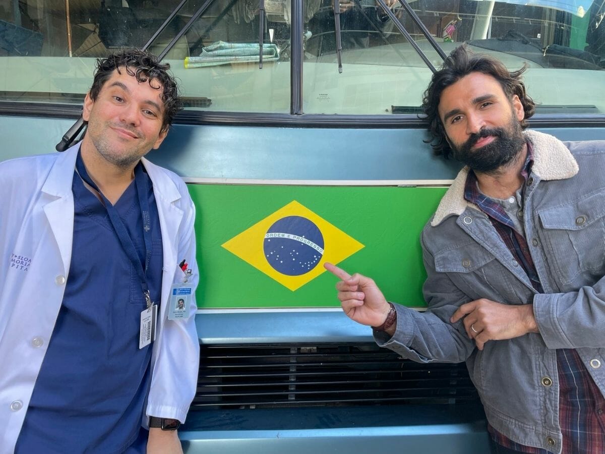 O roteirista Beto Skubs (à esq.) e o ator Eduardo Muniz; brasileiros em Grey's Anatomy