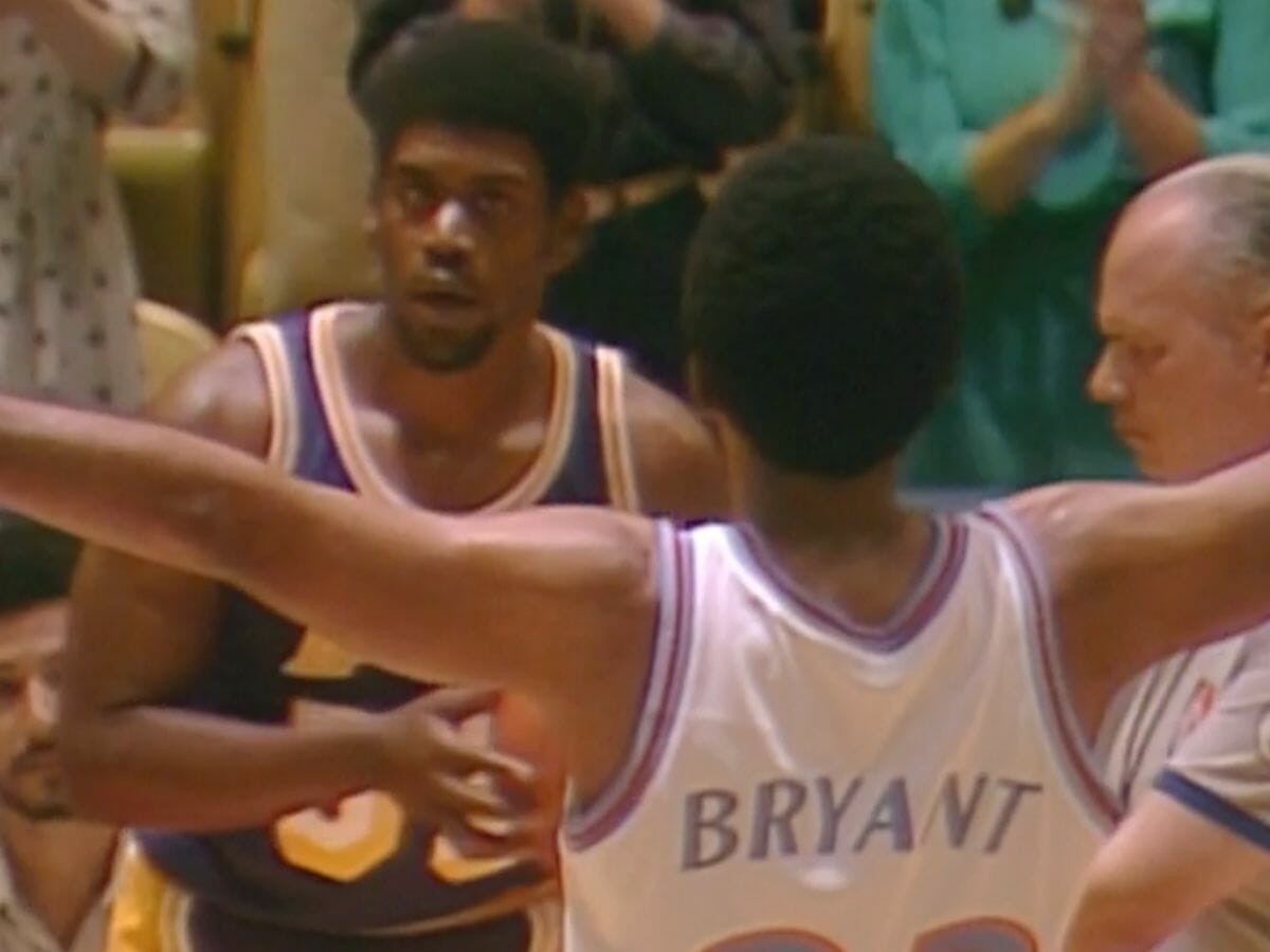 Quincy Isaiah (ao fundo) em cena da série Lakers: Hora de Vencer