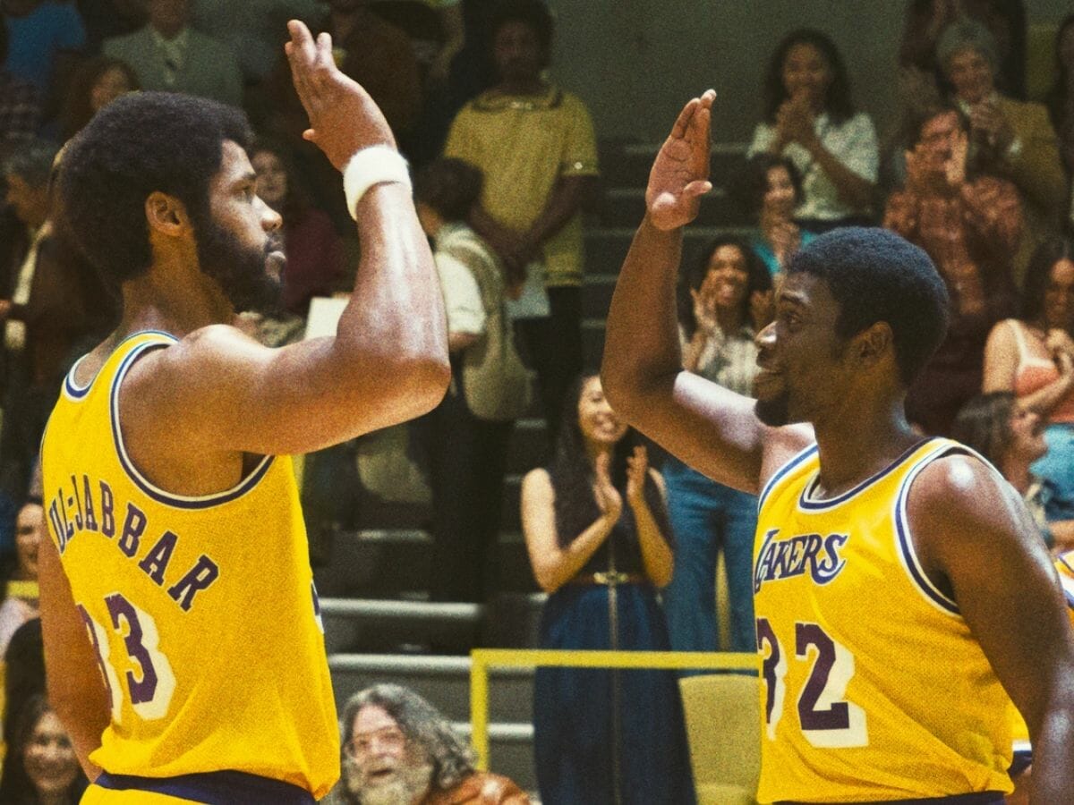 Solomon Hughes (à esq.) e Quincy Isaiah na série Lakers: Hora de Vencer