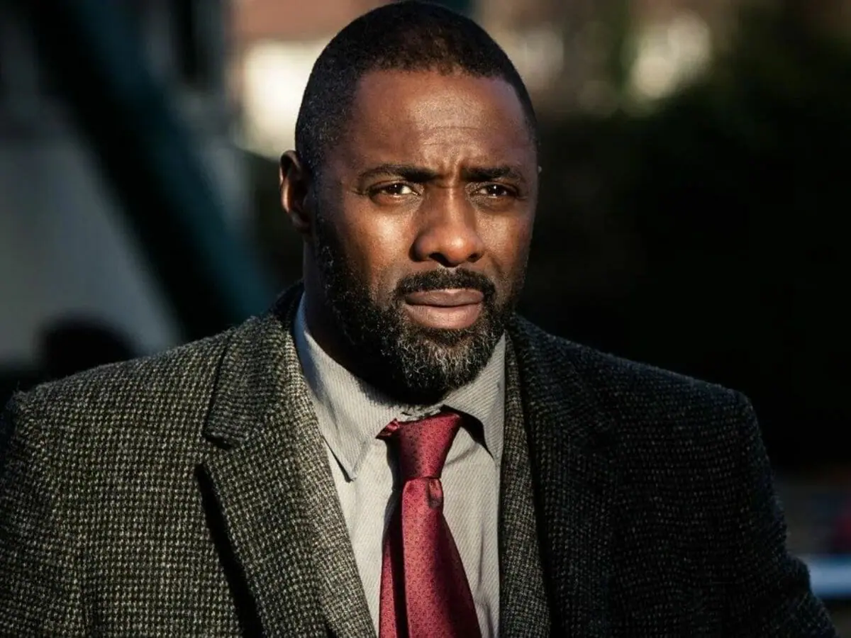 Idris Elba em cena da série Luther